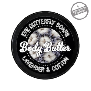 Könnte beinhalten: Schwarze Dose mit einem weißen Etikett, auf dem "Eve Butterfly Soaps Body Butter Lavender & Cotton" steht. Das Etikett zeigt ein florales Design mit Baumwolle und Lavendel.
