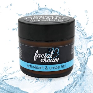 Könnte beinhalten: Ein Tiegel Gesichtscreme mit schwarzem Deckel und braunem Glaskörper. Das Etikett lautet "facial cream" mit einer Schmetterlingsgrafik und "antioxidant & unscented" in einem hellblauen Band. Das obere Etikett lautet "natural & organic ingredients".