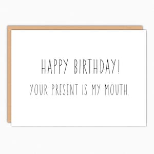 Op de afbeelding: Een witte kaart met zwarte tekst die luidt: "Happy Birthday! Your present is my mouth."