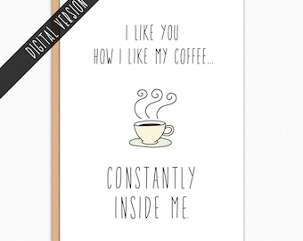Puede incluir: Una tarjeta blanca con texto negro que dice "Me gustas como me gusta mi café... constantemente dentro de mí." Una ilustración de dibujos animados de una taza de café con vapor saliendo de ella está por encima del texto.