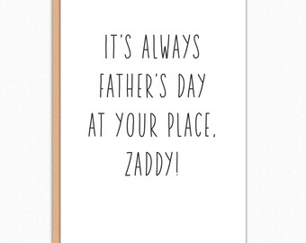 Puede incluir: Una tarjeta de felicitación blanca con un borde marrón. La tarjeta presenta texto negro que dice: "IT'S ALWAYS FATHER'S DAY AT YOUR PLACE, ZADDY!". La tarjeta es un artículo temático del Día del Padre.