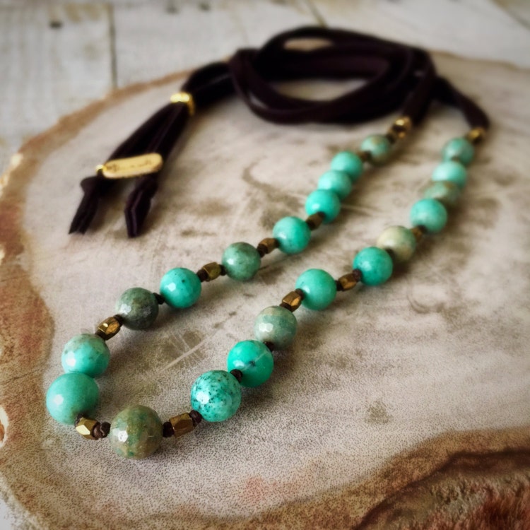 Collana seascape perline con agata verde, collana cursore regolabile, collana presh, collana di pietre preziose con perline in ottone, collana in suede marrone