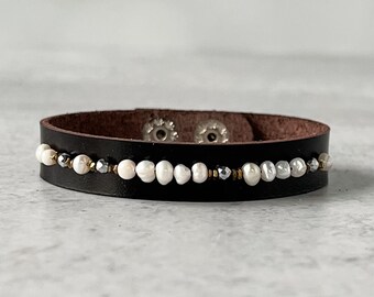 Bracelet Faelyn de perles d'eau douce, bracelet en cuir chocolat avec pyrite argentée et perles de laiton, bracelet Presh, bracelet pierres précieuses sur cuir