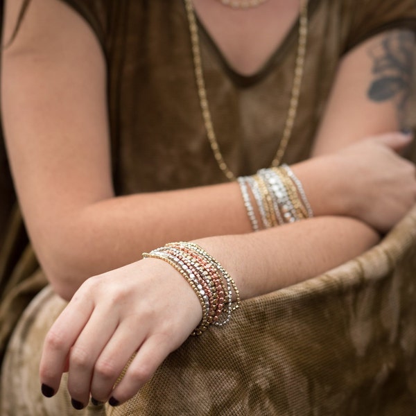 Pulsera de cuentas de guijarros en plata, oro y cobre combinados, pulsera elástica de yoga, pulsera apilable tricolor, pulsera presh