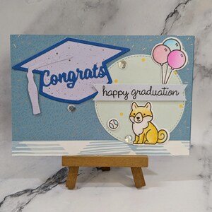 Handgemaakte gelaagde kaart - gefeliciteerd met je afstuderen - hond Shiba Inu met ballongradatie - kwastje - mortelbord