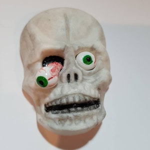 Adorno comestible para tarta de fondant con forma de calavera de zombi descompuesta.