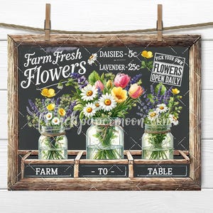 Puede incluir: Un letrero de pizarra de estilo vintage con el texto "Farm Fresh Flowers" y los precios de las margaritas y la lavanda. El letrero presenta tres tarros de vidrio llenos de flores coloridas, con el texto "Farm", "To" y "Table" debajo de cada tarro.