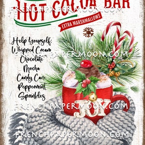 Puede incluir: Una taza roja con la palabra "JOY" est&aacute; llena de chocolate caliente y malvaviscos. La taza est&aacute; envuelta en una bufanda de punto gris. El fondo es un letrero de madera blanco con el texto "WARM UP HERE HOT COCOA BAR EXTRA MARSHMALLOWS" y una lista de ingredientes: "Whipped Cream, Chocolate, Mocha, Candy Cane, Peppermint, Sprinkles".