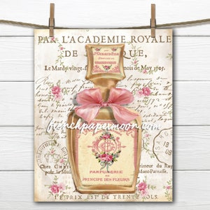 Könnte beinhalten: Eine Vintage-Parfümflasche mit einem rosa Band und einem Etikett mit der Aufschrift "Parfumerie au Prince des Fleurs". Die Flasche ist von floralen Designs und französischem Text umgeben.