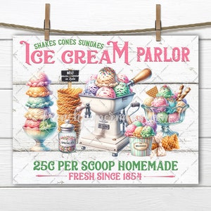 Può includere: Un cartello in stile vintage per una gelateria con il testo "SHAKES CONES SUNDAES ICE CREAM PARLOR" in lettere rosa e verdi. Il cartello presenta uno sfondo bianco con una texture di legno. Il cartello include anche una gelatiera bianca con una pallina di gelato, una ciotola di gelato e un cono di gelato. Il testo "25C PER SCOOP HOMEMADE FRESH SINCE 1854" è in fondo al cartello.