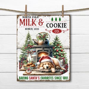 Puede incluir: Un letrero de estilo vintage con un esquema de color rojo y blanco, que presenta un perro de dibujos animados con un gorro de Papá Noel y durmiendo frente a una chimenea. El letrero dice "North Pole Milk & Cookie Co. Since 1821 Baking Santa's Favorites Since 1891".
