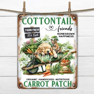 Può includere: Un cartello in metallo con finitura anticata, raffigurante un cucciolo e un coniglio in una carriola piena di carote e verdure. Il cartello recita "Cottontail Friends" e "Carrot Patch" con testo aggiuntivo sui prodotti freschi di fattoria.