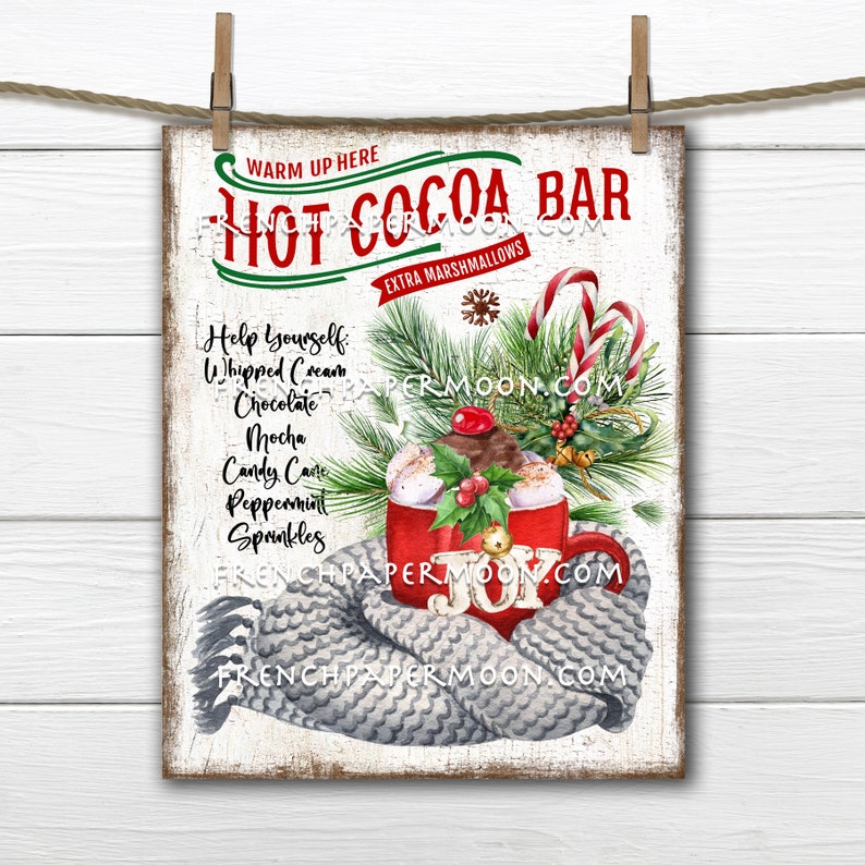 Puede incluir: Un cartel blanco con letras rojas y verdes que dice "Warm Up Here Hot Cocoa Bar Extra Marshmallows". El cartel presenta una ilustraci&oacute;n de acuarela de una taza roja llena de chocolate caliente, malvaviscos y crema batida. La taza est&aacute; envuelta en una bufanda de punto gris y rodeada de vegetaci&oacute;n.