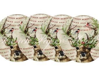 Könnte beinhalten: Vier runde Weihnachtsschmuckstücke mit einem Hirsch mit Geweih, das mit Grün und Vögeln verziert ist. Die Ornamente haben eine Vintage-Ästhetik mit dem Text "Tender Memories, Wake and Forget-Me-Not Christmas Day."