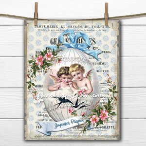 Puede incluir: Una ilustración vintage de Pascua con dos querubines dentro de una jaula de pájaros con una cinta azul. Los querubines sostienen flores rosas y la jaula de pájaros está decorada con un patrón azul y blanco. El texto "Joyeuses Pâques" está escrito en una pancarta debajo de la jaula de pájaros.