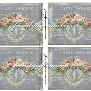 K&ouml;nnte beinhalten: Vier Postkarten im Vintage-Stil mit einem blauen und wei&szlig;en Band, das mit einem Blumenstrau&szlig; aus rosa und wei&szlig;en Rosen verziert ist. Der Text "CARTE POSTALE" ist in Schwarz oben auf jedem Design gedruckt.