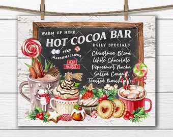 Op de afbeelding: Een krijtbord met de tekst "Warm Up Here Hot Cocoa Bar" en een lijst met dagelijkse specials: Christmas Blend, White Chocolate, Peppermint Mocha, Salted Caramel en Toasted Marshmallow. Het bord is versierd met een mok warme chocolademelk, marshmallows, pepermuntstokken en andere winterse lekkernijen.