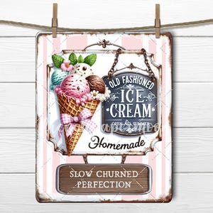 Puede incluir: Un letrero de metal de estilo vintage con un fondo a rayas rosas y blancas. El letrero presenta un cono de helado con tres bolas y un lazo rosa. El texto incluye "Old Fashioned Ice Cream" y "Homemade."