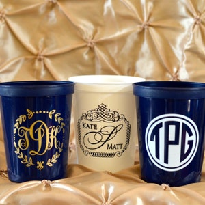 Personalized Plastic Stadium Party Cups, Customizable Wedding Cups, Monogrammed Party Cups, Wedding Favors, Wreath Monogram, Bridal Shower