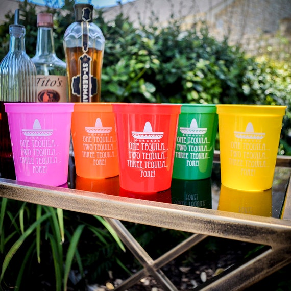 Set De Beer Pong Con 50 Vasos De 500 Ml Y 12 Pelotas – Vasos Reutilizables De Plástico En Rojo Y Azul, Aptos Para Lavavajillas, Ideales Para Fiestas Y Eventos