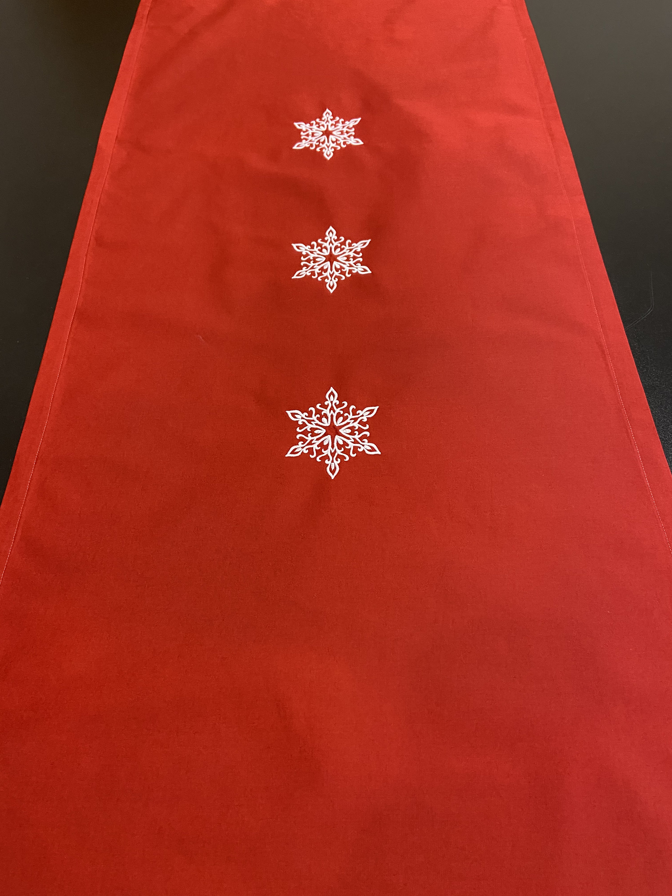 Simhomsen Runner Da Tavola Natalizio Ricamato Con Fiocchi Di Neve - 35,6 X 175,7 Cm - Colore Rosso