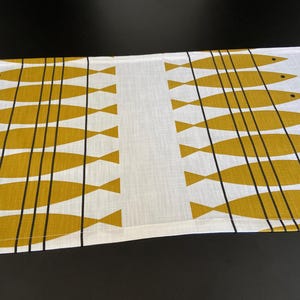 Caminho de mesa peixes mostarda em caminho de mesa branco Toalha de mesa de algodão 57 polegadas