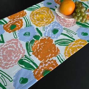 Katoenen tafelloper bloemen geel en oranje op wit