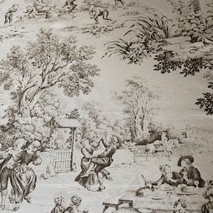 Może przedstawiać: Tkanina w stylu vintage z wzorem toile w kolorze brązowym i białym. Wzór przedstawia powtarzający się motyw ludzi, drzew i budynków. Tkanina jest miękka i ma fakturę.