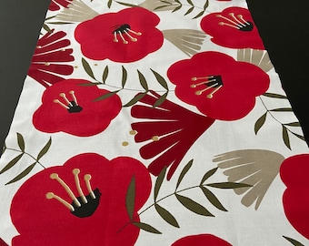 Caminho de mesa com papoulas vermelhas em tecido de algodão, design escandinavo, disponível nos tamanhos 55, 78 e 84 polegadas.