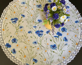Mantel redondo pequeño de algodón con estampado de flores de maíz sobre fondo blanco y encaje redondo para mesa.