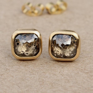 750 gold stud earrings with rose-cut antique diamond, 2.050 ct