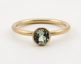 750 gold ring with round mint-colored tourmaline