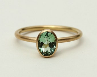 750 gold ring with tourmaline mint oval