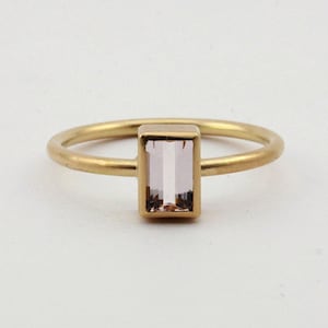 750 gold ring with morganite octagon