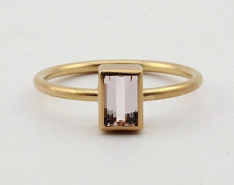 750 gold ring with morganite octagon