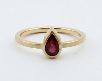 750 gold ring with ruby drops