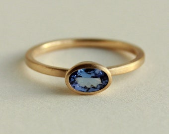 18k gold ring with oval tanzanite