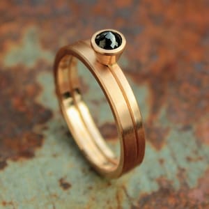 Ringset aus 585er Rotgold mit schwarzem Diamant