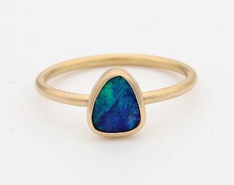 750 gold ring with opal