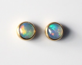 Stud earrings with round opals in 18k yellow gold