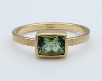 750 gold ring with antique tourmaline, size. 55.5