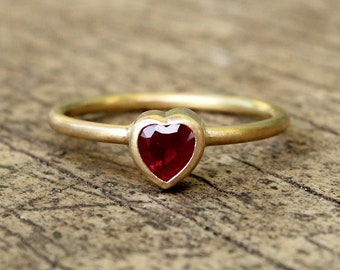 750 yellow gold ring with ruby heart