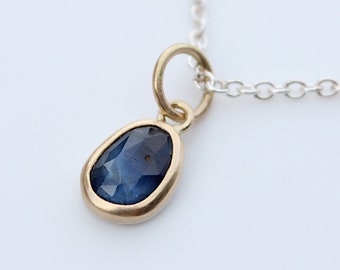 Pendant made of 750 yellow gold and 935 silver with sapphire, rosecut