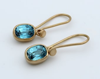 750 yellow gold earrings with blue zircons