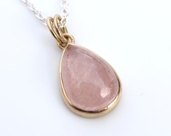 Pendant made of 750 yellow gold with morganite drop cabochon