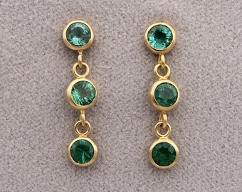 750 yellow gold earrings with emeralds