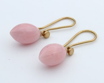 Earrings made of 750 yellow gold with pink opal pompom