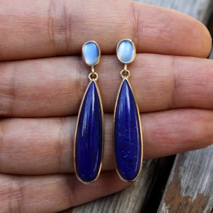 Stud earrings made of 750 yellow gold and 935 silver with lapis lazuli and moonstone