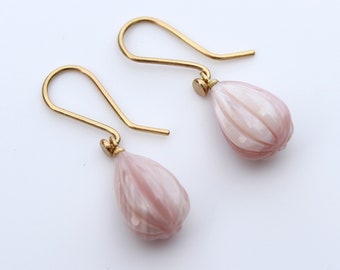 Earrings made of 750 yellow gold with mother of pearl pompoms