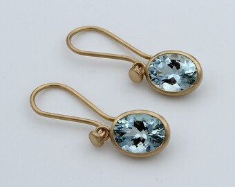 750 yellow gold earrings with oval aquamarines